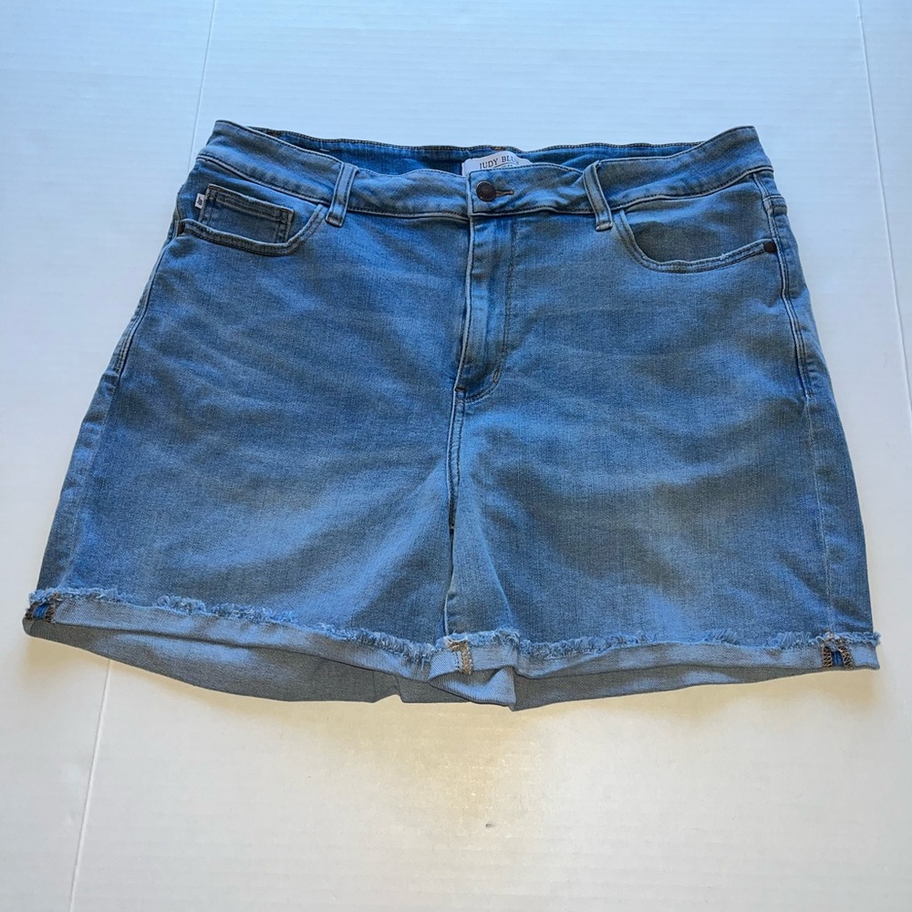 Judy Blue Women’s Denim Cuffed Light Wash Jeans Shorts 3XL